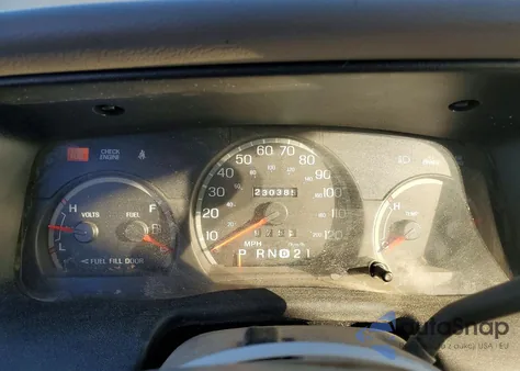 2002 Ford Crown Victoria Lx z USA, uszkodzony, nr VIN 2FAFP74W22X131910